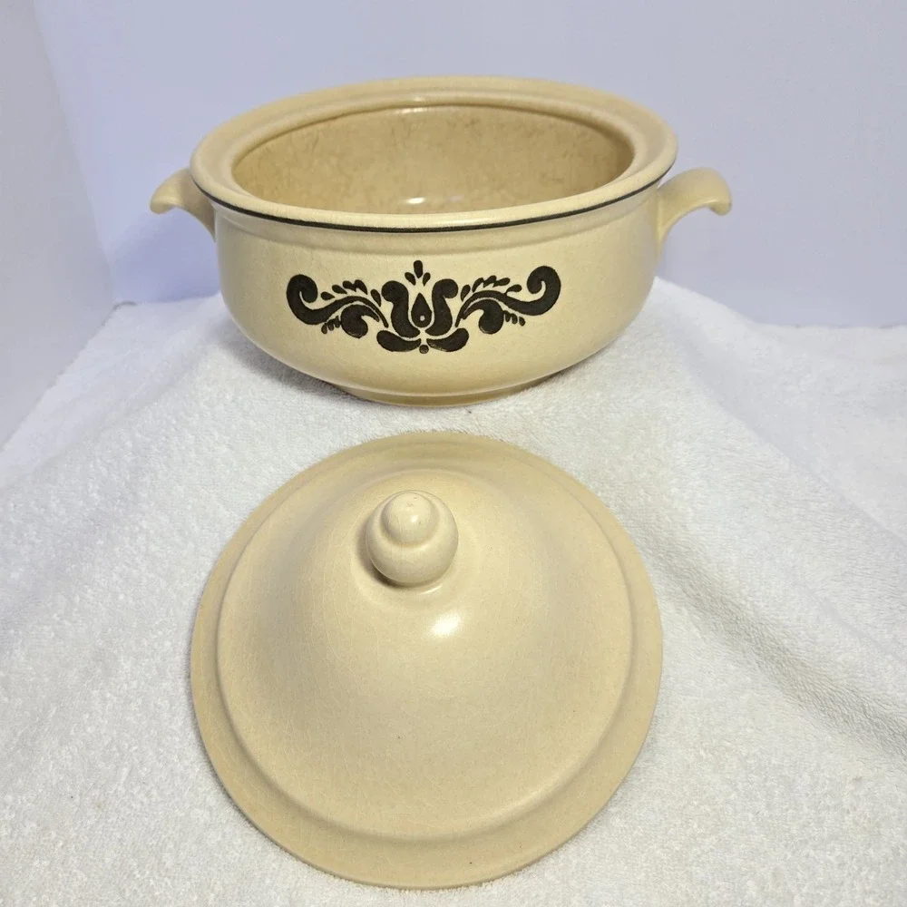 Vintage - Pfaltzgraff Village 2 Quart Casserole with Lid and Handles 6-315 - USA